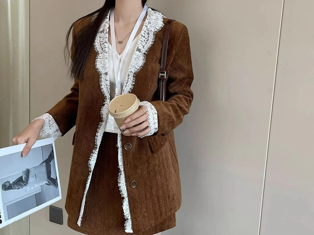 เสื้อสูทสไตล์ลำลองแบบใหม่สำหรับฤดูใบไม้ผลิและฤดูใบไม้ร่วง ปี 2025 ดีไซน์หลวม ตกแต่งด้วยผ้าลูกไม้