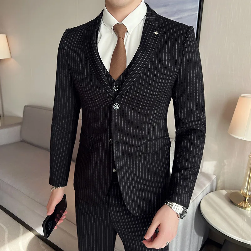 .Europe, America and Britain Fashion Men's Suit Three-piece Luxury Business and Leisure Cocktail Party Office Solid Color Suit.