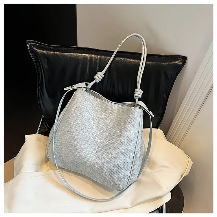 

2025 Summer New 2358 Shoulder Messenger Bag Magnetic Buckle Niche Design Fashionable and Popular Foreign Style Simple Tote Bag