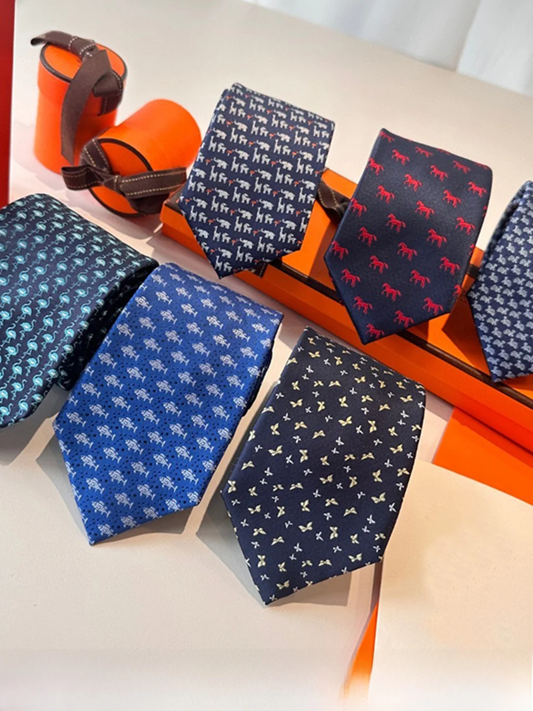 cravate-d'affaires-artisanale-accessoires-de-mode-pour-hommes-en-soie-presentee-dans-un-coffret-cadeau-pour-tenue-formelle-polyvalente-avec-une-touche-haut-de-gamme-h-home