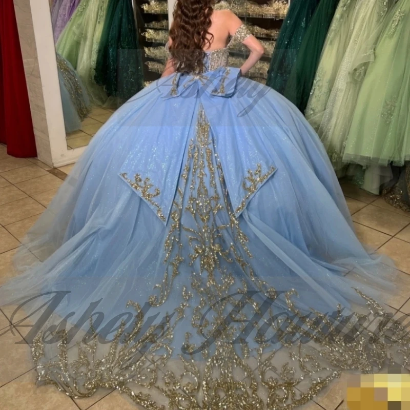 فستان Quinnceanera أنيق مخصص باللون الأزرق الجليدي فستان حفلة لامع ذهبي مزين بالدانتيل مطرز بالخرز فيونكة حلوة 16 فيستدوس دي 15 أنوس 2025