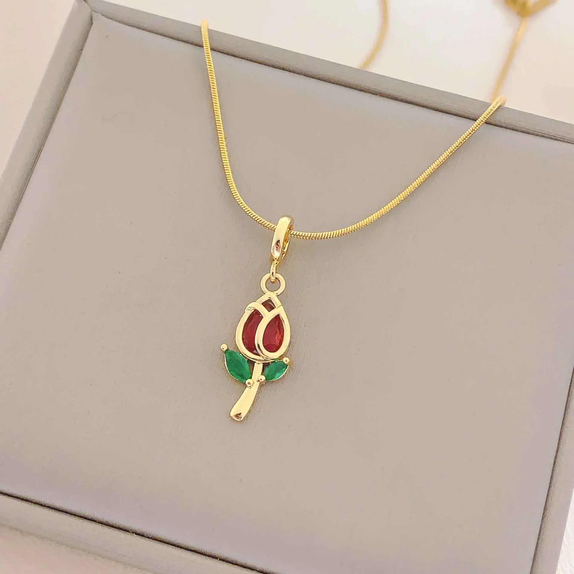 

Tulip Pendant Necklace for Women Tarnish-Resistant Titanium Steel Versatile Luxury Jewelry Simple Clavicle Chain