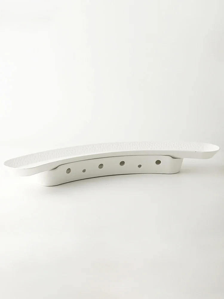 

Chinese-style ceramic semi-circular arc-shaped long thermal insulation heating fish plate with unique artistic