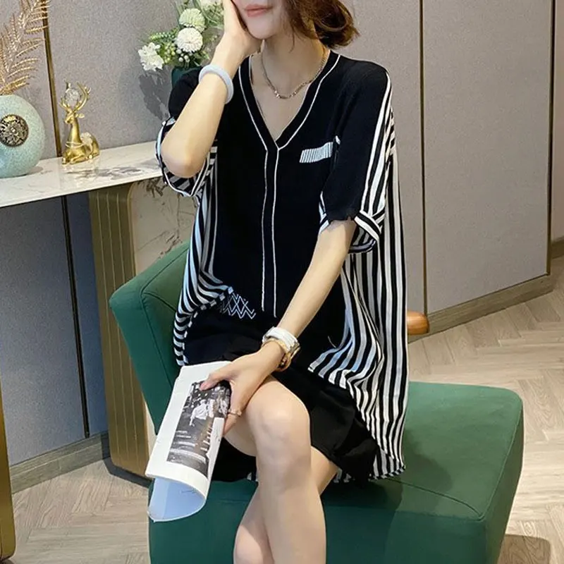 Female Clothing Striped Patchwork Blouse Korean Loose Streetwear Fashion Bright Line Decoration 2024 Summer Casual V-Neck Shirt