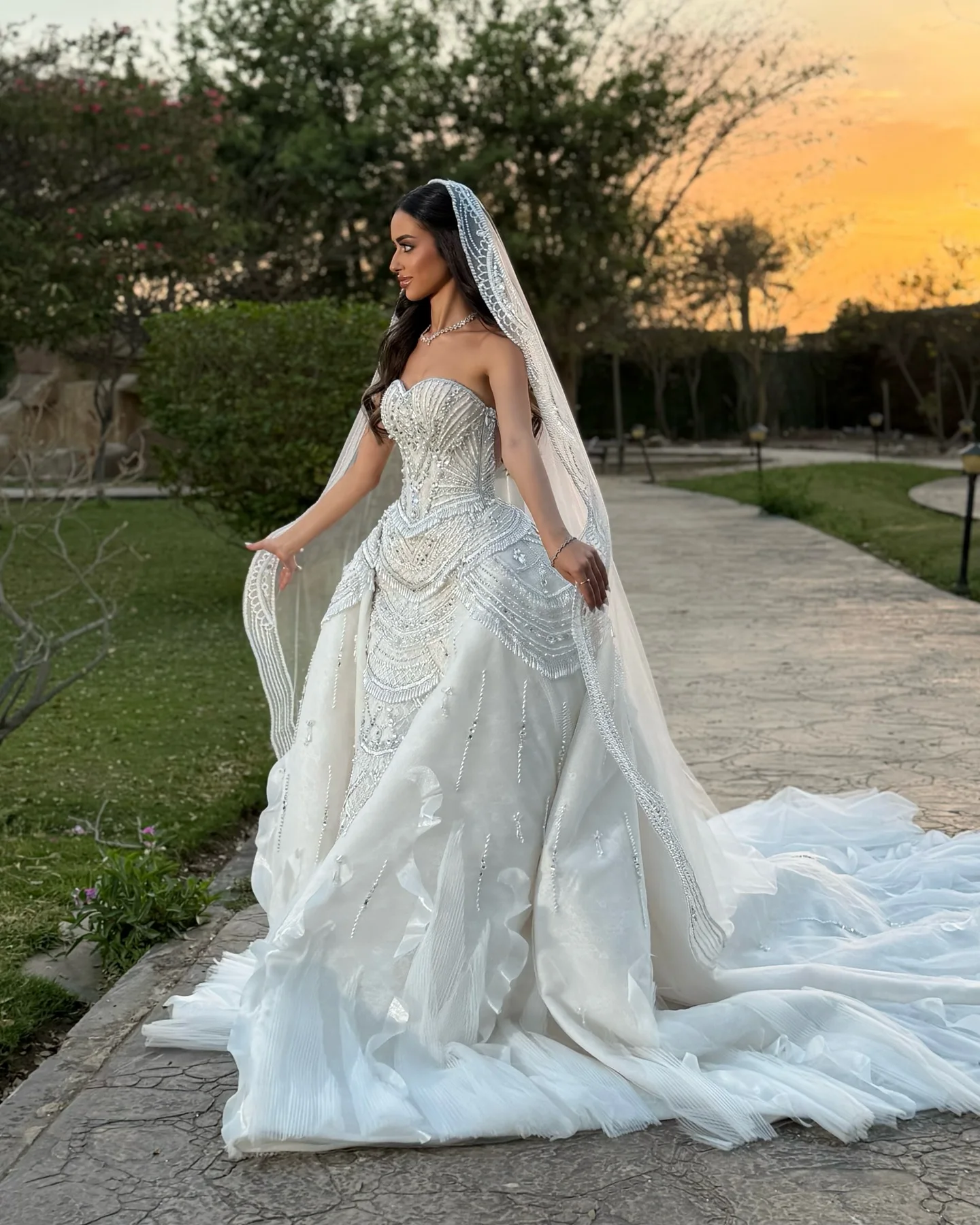 

Customized Luxury Ball Gown Wedding Dress Strapless Sweetheart Neck Beaded Tassel Bridal Gown Cathedral Train Vestidos De Novia