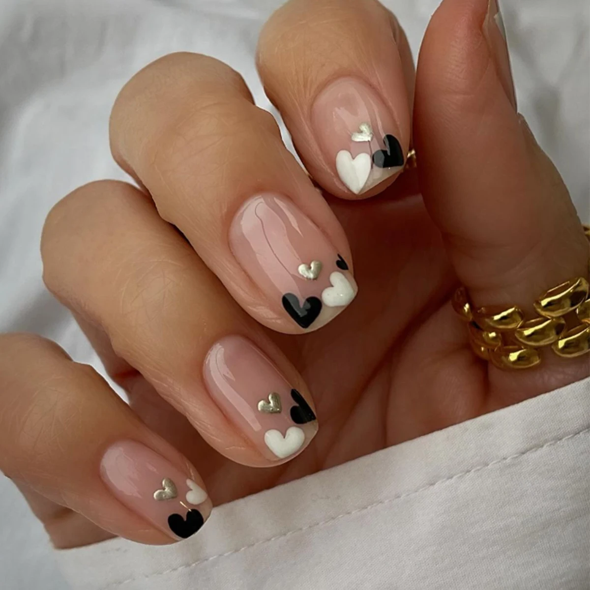 

Обновите свой стиль ногтей. 24 штуки коротких квадратных коротких блестящих черно-белых сердец. Французский белый край носить ногти для свиданий. Поддельные na