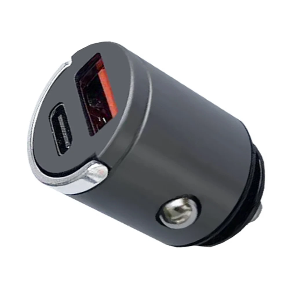 100W-Ausgangsleistung Auto-USB-Ladegerät mit verstecktem Einbau-Mechanismus und Konfiguration mit zwei Standard-USB-Anschlüssen und PD-Port.