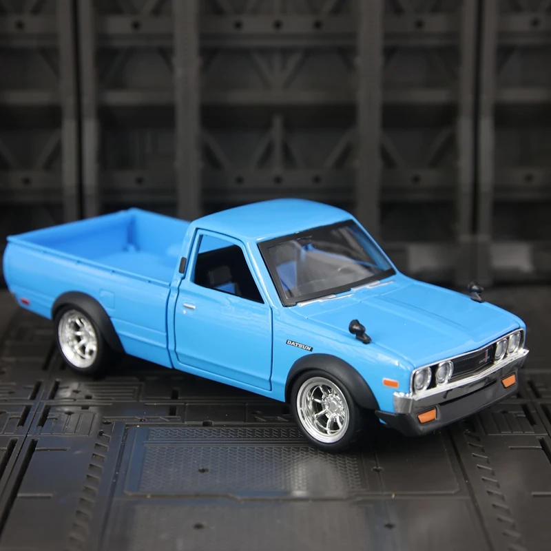 

Maisto 1:24 Simulated Nissan Datsun 620 alloy pickup truck model, static desktop decoration, doors and hood can be opened