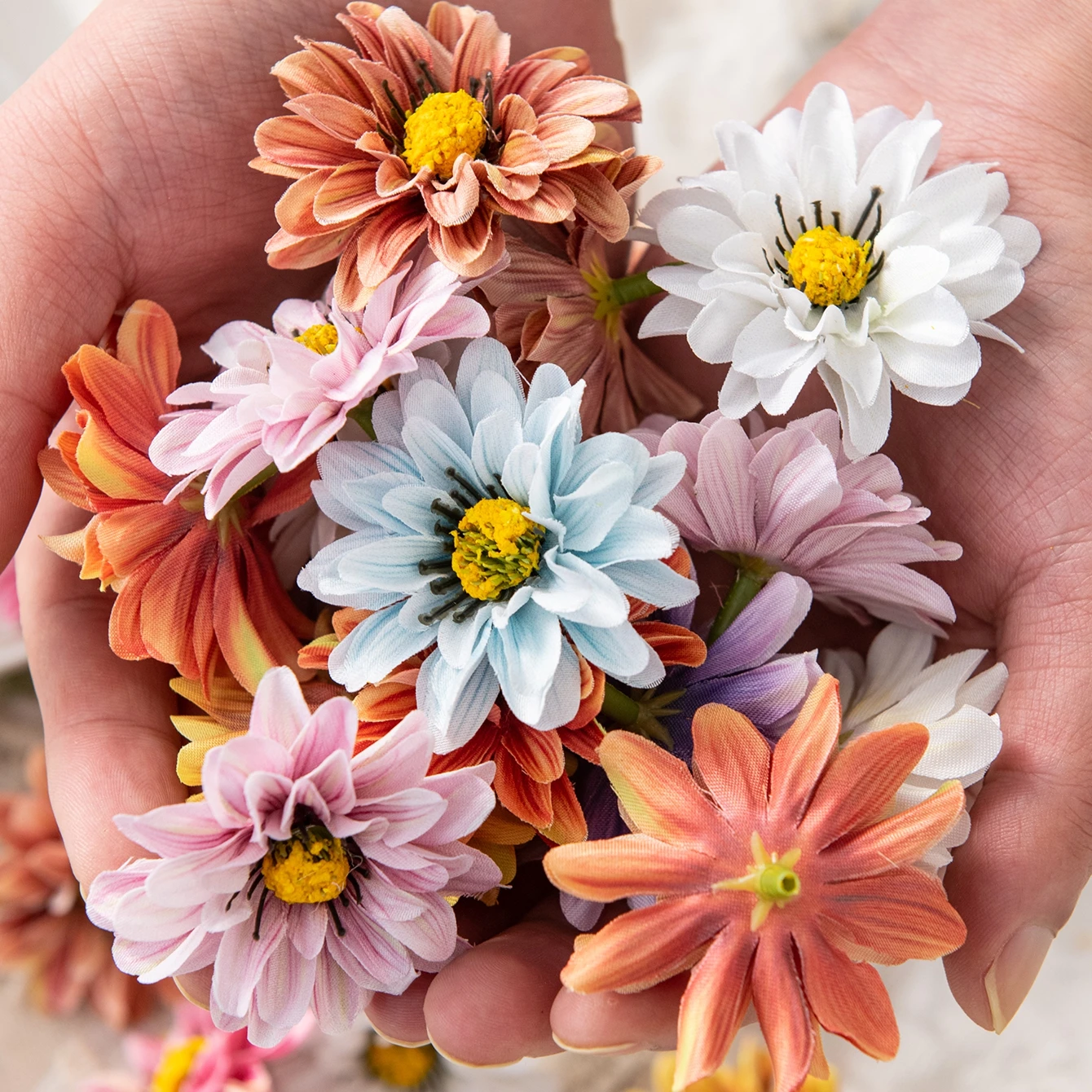 10/20 Stück kleine künstliche Gänseblümchen für Heimdekoration, Tischdekoration, Kränze, Hochzeitsaccessoires, Kopfschmuck, Geschenke, Süßigkeiten – Detail 3