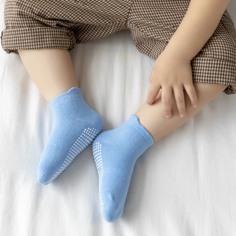 12 Paar einfarbige, rutschfeste Socken für Jungen, gestreifte Baby-Lauflernsocken, Klebe-Trampolinsocken für Kinder – Detail 2
