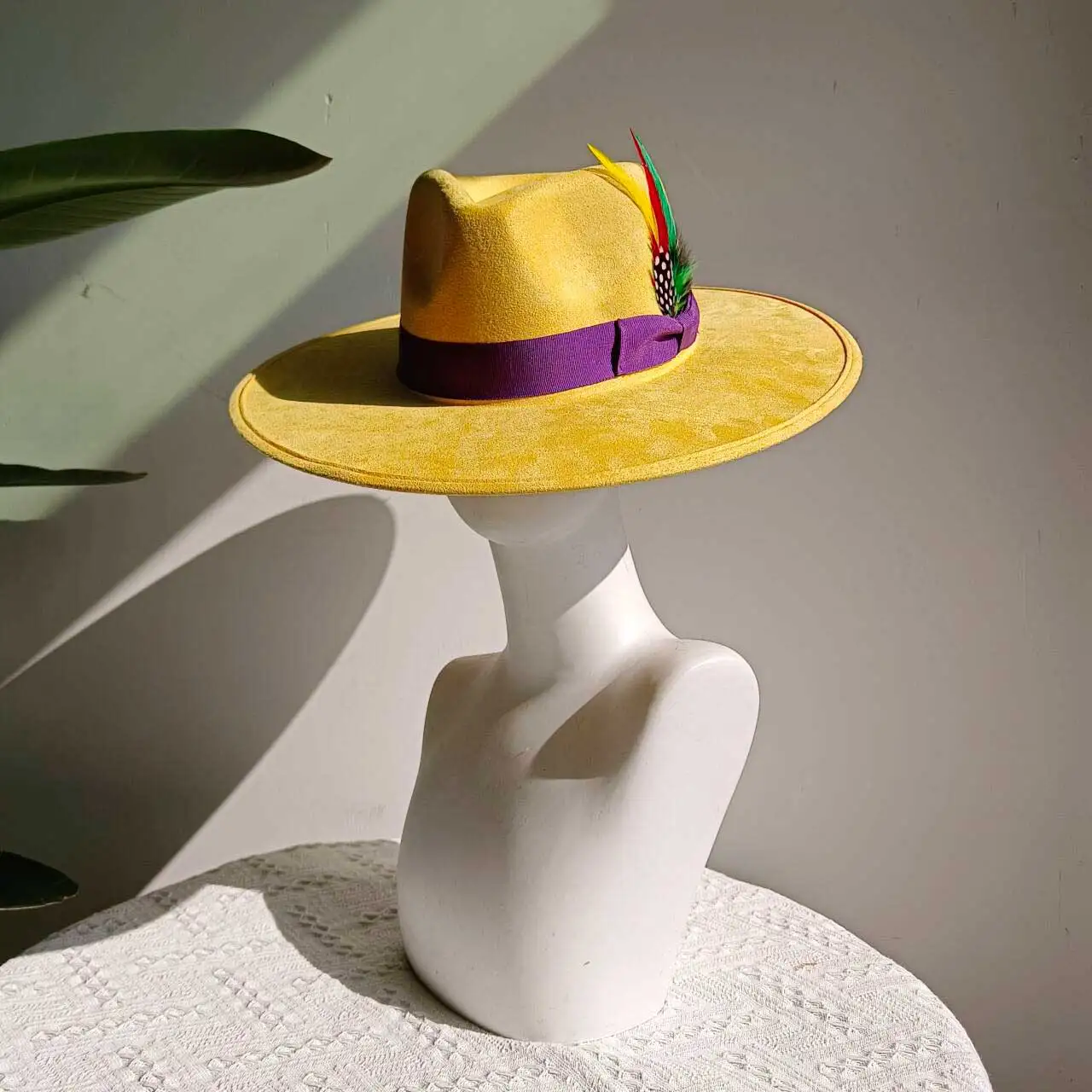 Vegan suede hat 2025 new feather accessories for men and women big heart top jazz hat wide brim hat sombrero mujer