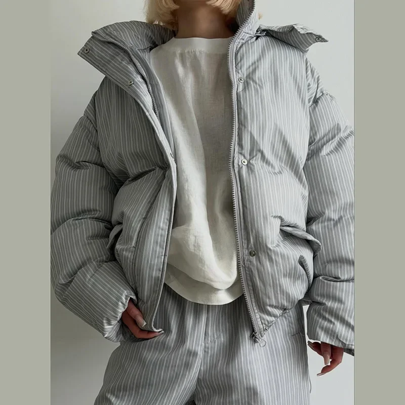 2026 Winter Gestreiftes Baumwoll-Mantel-Hosen-Set für Damen mit Kapuze, Stehkragen, Reißverschluss-Steppmantel und Hose mit Elastikbund – Damen-Outfit – Detail 22