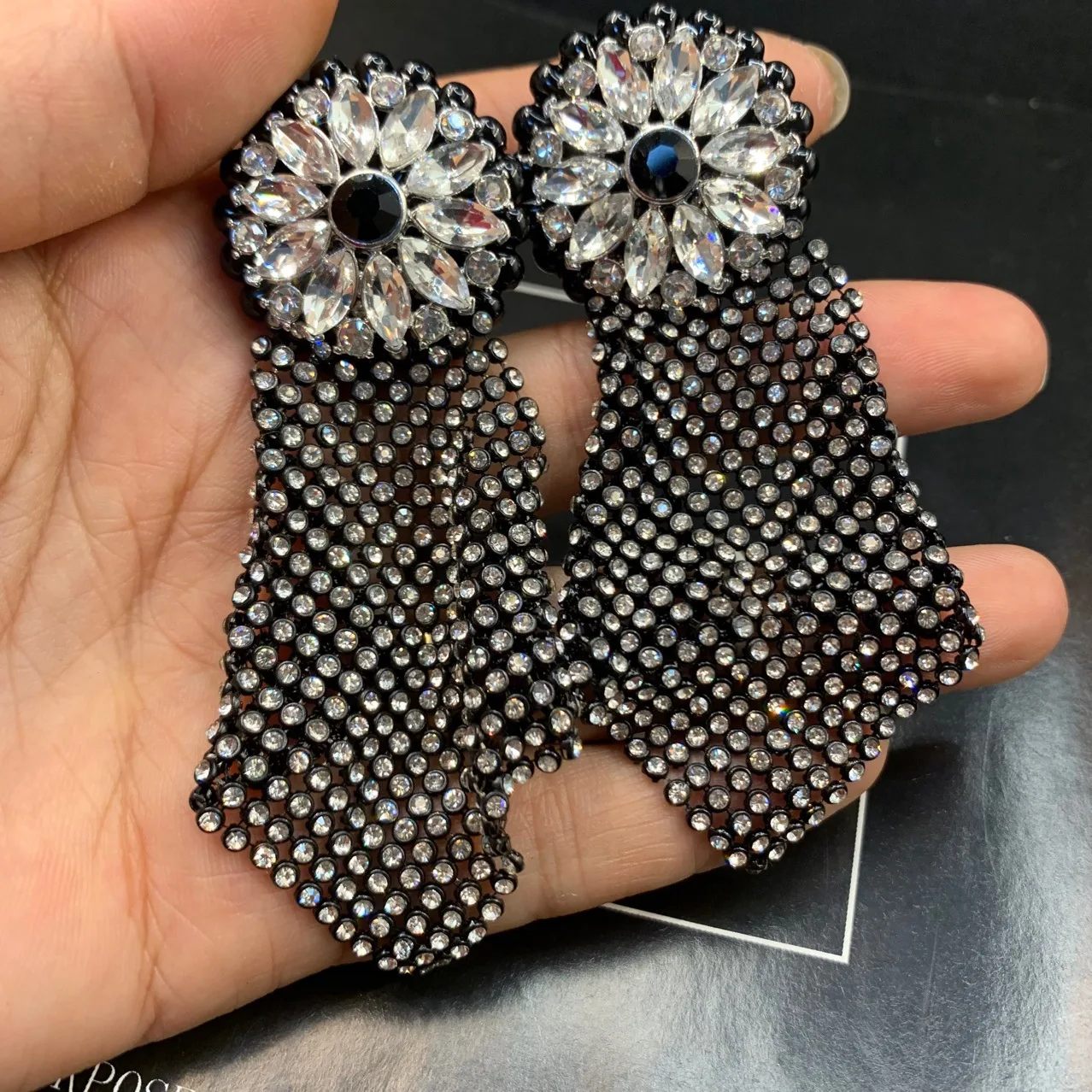 

Новые модные круглые серьги-подвески с цветком, персонализированные серьги с преувеличенными кристаллами, круглые серьги-гвоздики, аксессуары для женщин