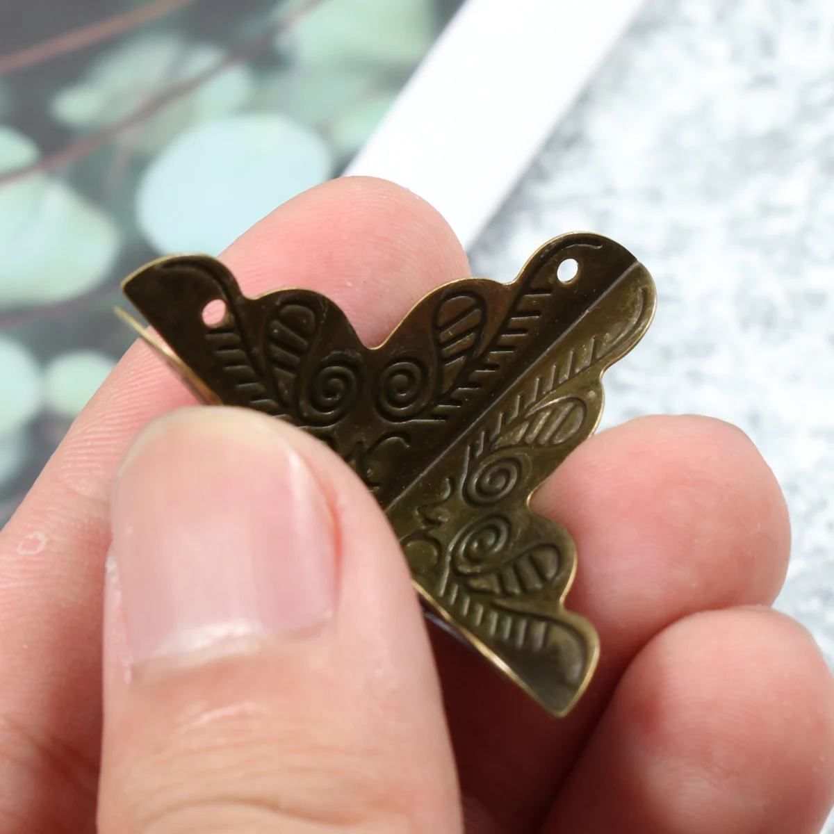 

30pcs 25Mm Bronze Alloy Furniture Corner Protectors Decorative Box Edge Guards Covers For Tables Drawers Jewelry Chests Durable