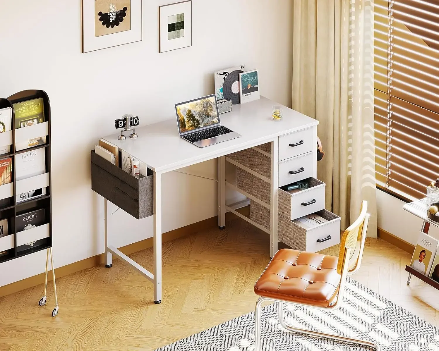 مكتب كمبيوتر صغير مقاس 32 بوصة مع 4 أدراج قماشية، وحدة تخزين، وخطاف جانبي وحقيبة قماش، وطاولة دراسة/عمل للأطفال