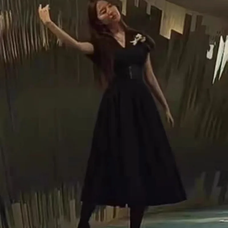 Spódnica midi w kształcie litery A, podkreślająca talię, z detalem z mieszanki bawełny, idealna na wiosnę i lato.