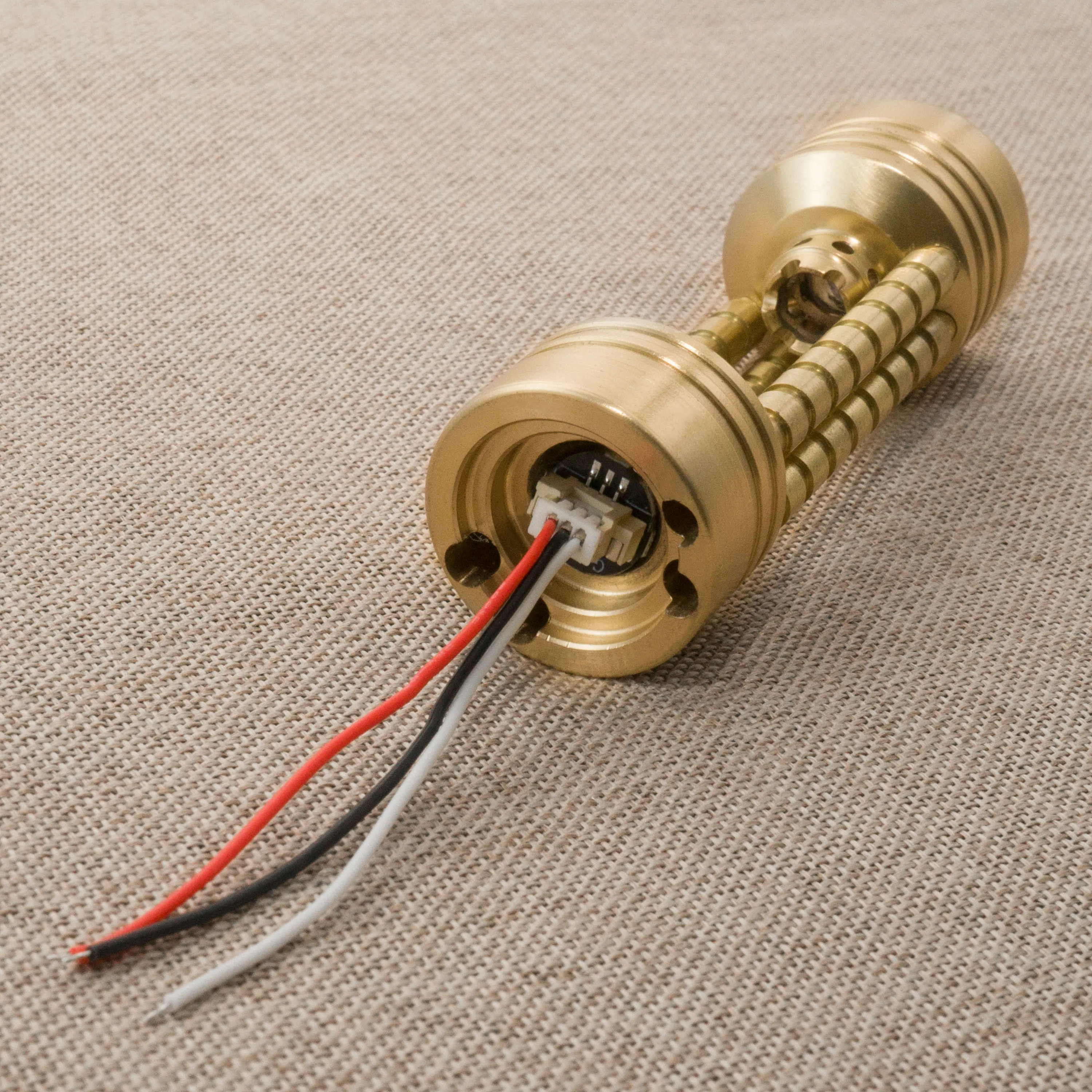 يمكن استخدام مصباح الصغير المحدد لـ DIYsabers للملحقات مثل غرفة الكريستال المعدنية الدوارة