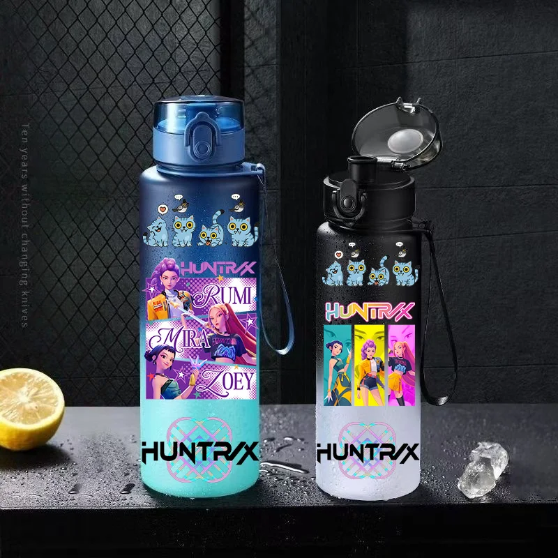 

1000 мл K-pop Demon Hunters HUNTR X Rumi Mira Zoey Jinu Celine Kpop Пластиковая чашка для воды K Pop Пляшка для питья School Huntrix Gourde