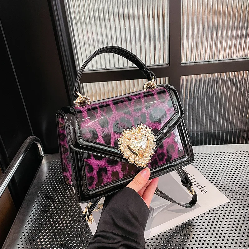 

‌ Новая женская сумка через плечо 2025 года — элегантная сумка через плечо в форме сердца, регулируемый ремешок-цепочка, уникальный дизайн с клапаном