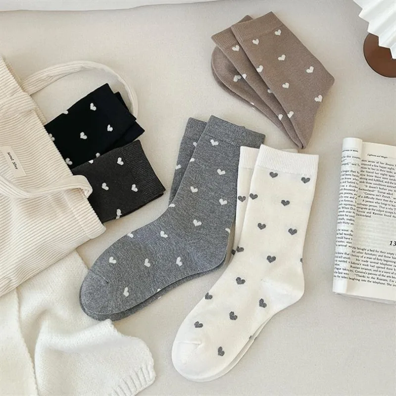 5 Paar Herbst neue Damensocken modische Version Love Middle Tube Socken Freizeit bequeme minimalistische lange Röhrensocken