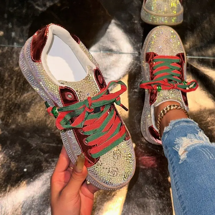 Scarpe sportive casual da donna in stile europeo con suola spessa di diamanti 2025 primavera nuove scarpe mocassini ricamate abbinate ai colori