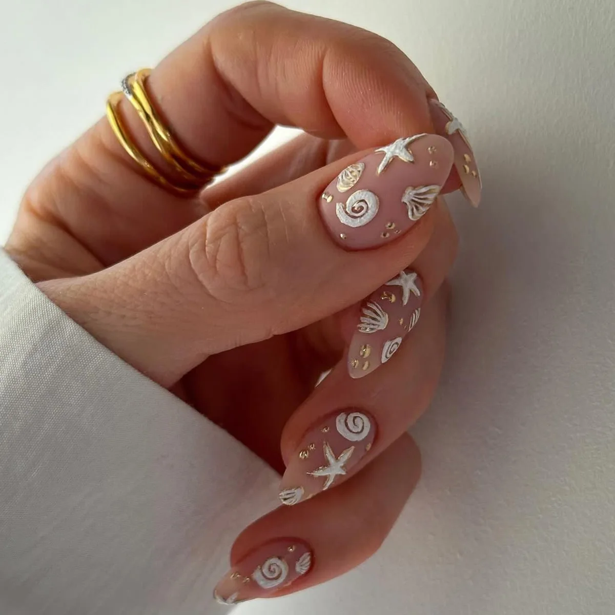 24Pcs Pearl Shell Patter Nail Art White False Nails Fashion Detachable Finished Fake Nails Press on Nails with Jelly Glue Short