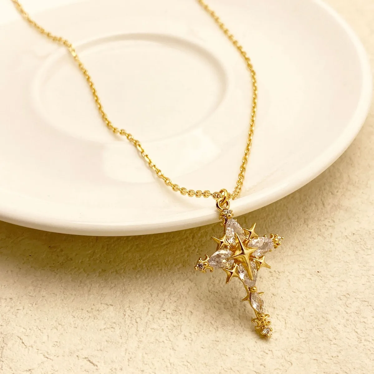 Halskette mit Zirkon-Kreuz-Anhänger, Schmuck für Frauen mit hypoallergen und Stil, baumelnde Kette, Geschenke, Herbst-/Winter-Kollektion, Bankett
