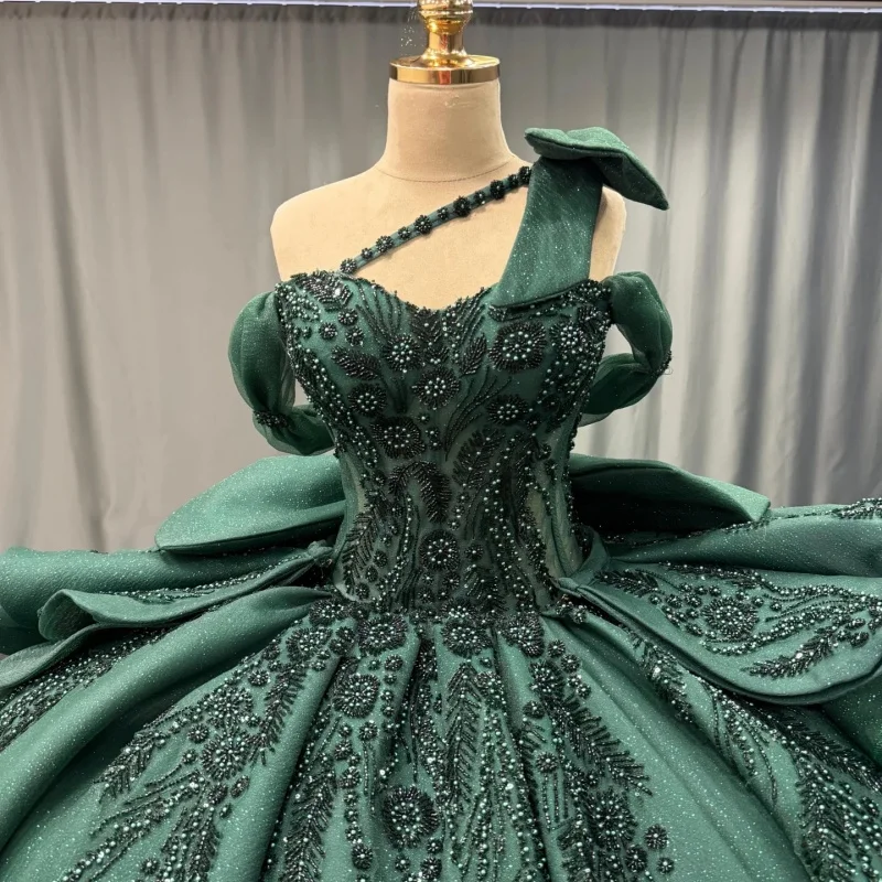 فستان Quinceanera باللون الأخضر الداكن اللامع عاري الكتفين من الدانتيل اللامع بفيونكة طويلة بذيل فيستدوس دي 15 Quinceanera ﻿ تخصيص