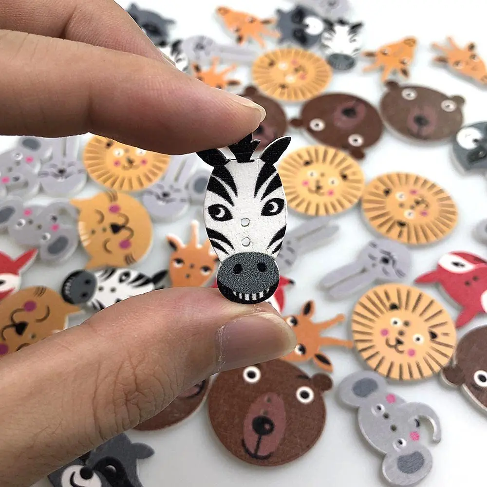 Bottoni in legno misti con testa di animale per bambini su sfondo bianco, confezione da 50 bottoni decorativi con bottoni per animali dei cartoni animati