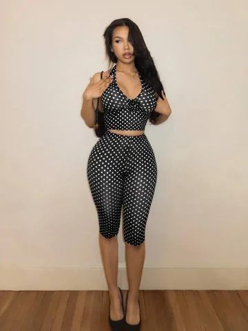 Millennial Hot Girl Polka Dot Slim-Fit Set: Halter Neck Backless Crop Top and Tight-Fitting Hip-Hugging Mid-Length Shorts That Accentuate the Figure, Two-Piece Set