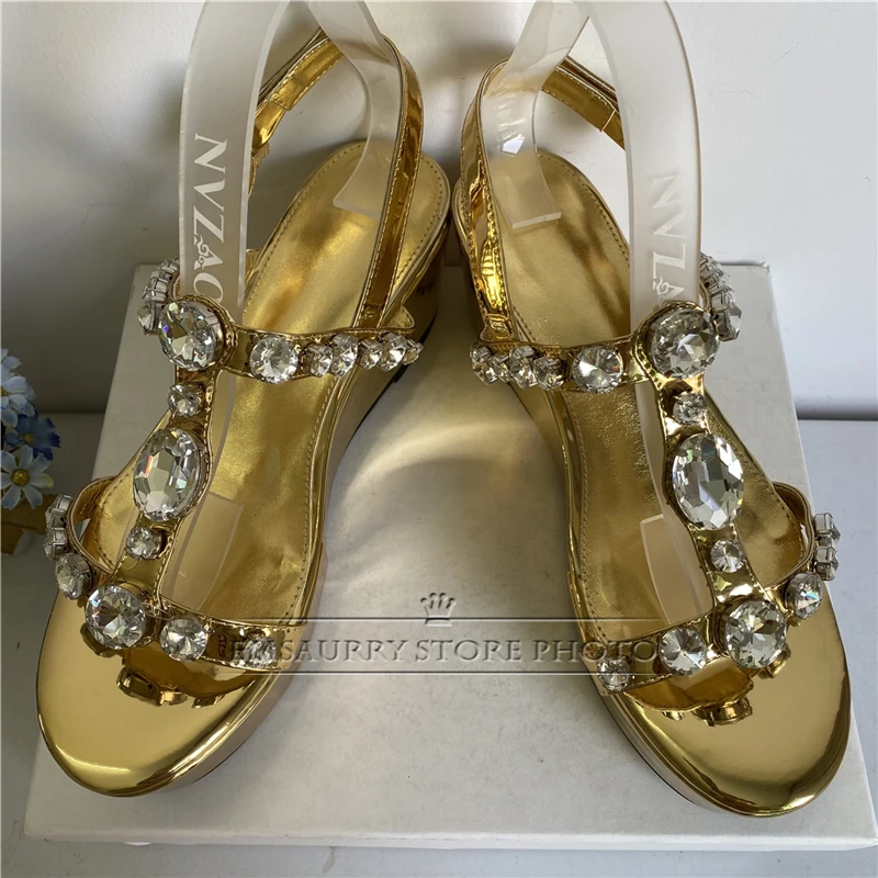 Sandali moderni con cinturino a T con strass di diamanti da donna con zeppa alta con plateau scarpe estive in pelle verniciata per ragazze