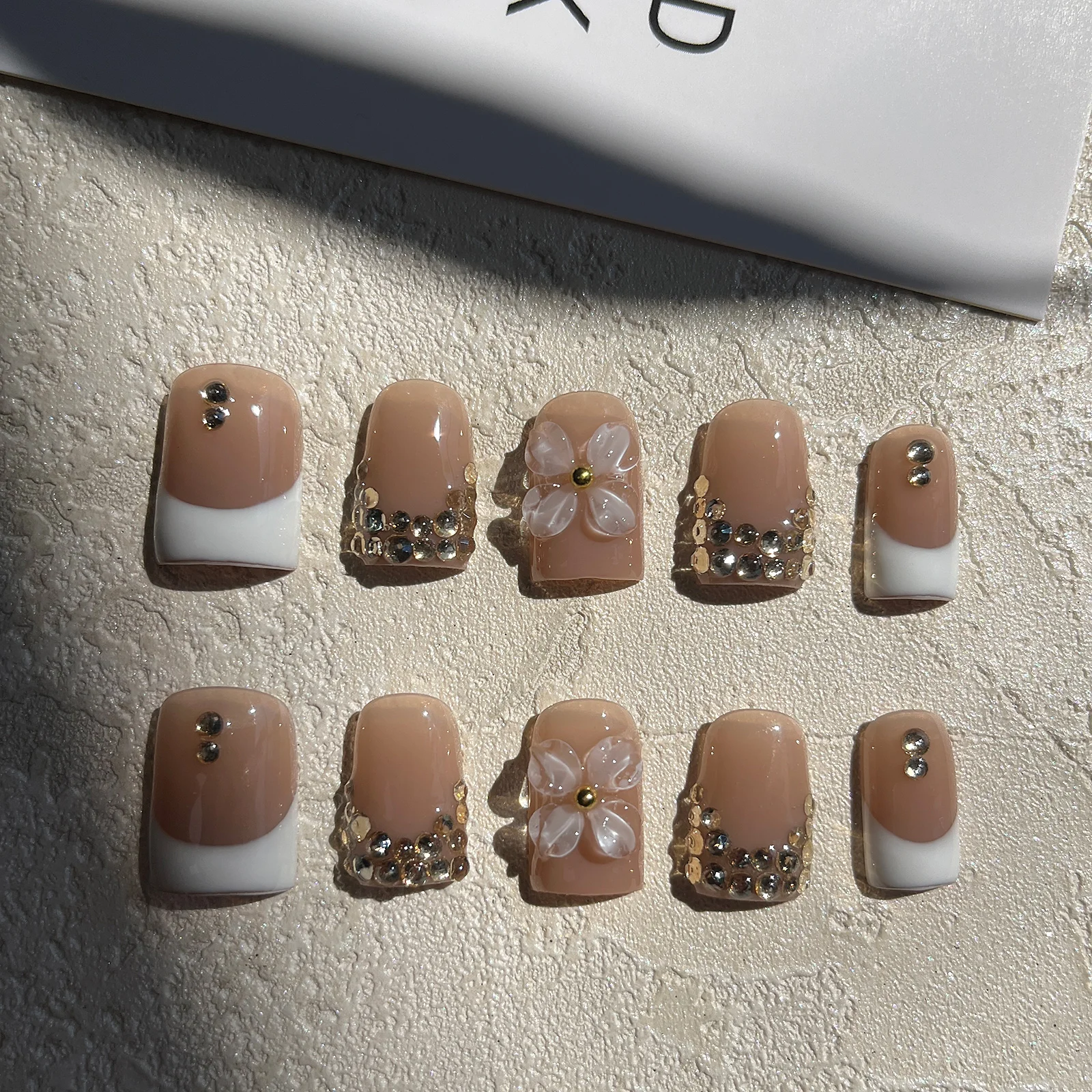 Handmade Short Square Press On Nails Nude White French Tip 3D Flower Rhinestone Fake Nails Reusable Glue On False Nails Uñas