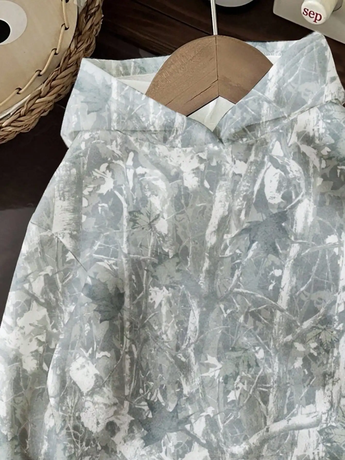 เสื้อฮู้ดลายใบไม้ทรงหลวมสำหรับผู้หญิง เสื้อผ้าลำลองสไตล์สตรีทสำหรับฤดูใบไม้ร่วงและฤดูหนาว เสื้อสเวตเชิ้ตลายพิมพ์สีเทา