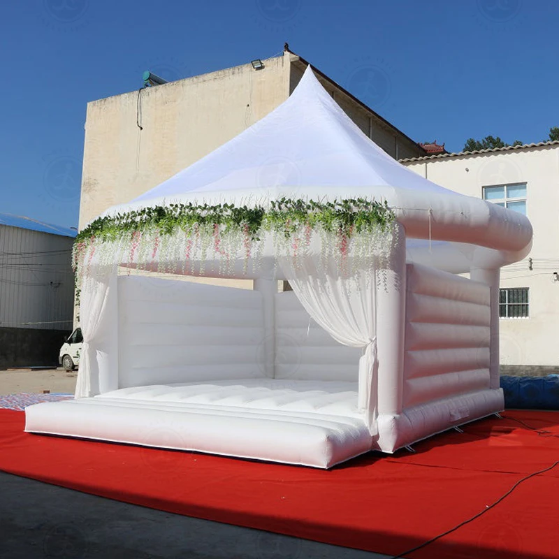 The elegant and luxurious inflatable trampoline creates a romantic atmosphere and is a commercial device