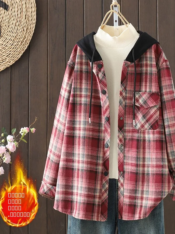 معطف نسائي كبير الحجم بنقشة مربعات مبطن بالفرو مع غطاء للرأس وألوان متباينة، تصميم فني عتيق للتنقل اليومي في الخريف والشتاء