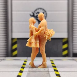 1/64 1/43 Scale Model Resin Embracing Women and Men, Hiding Flowers on Their Backs Uncolored Miniature Diorama Hand-painted S827