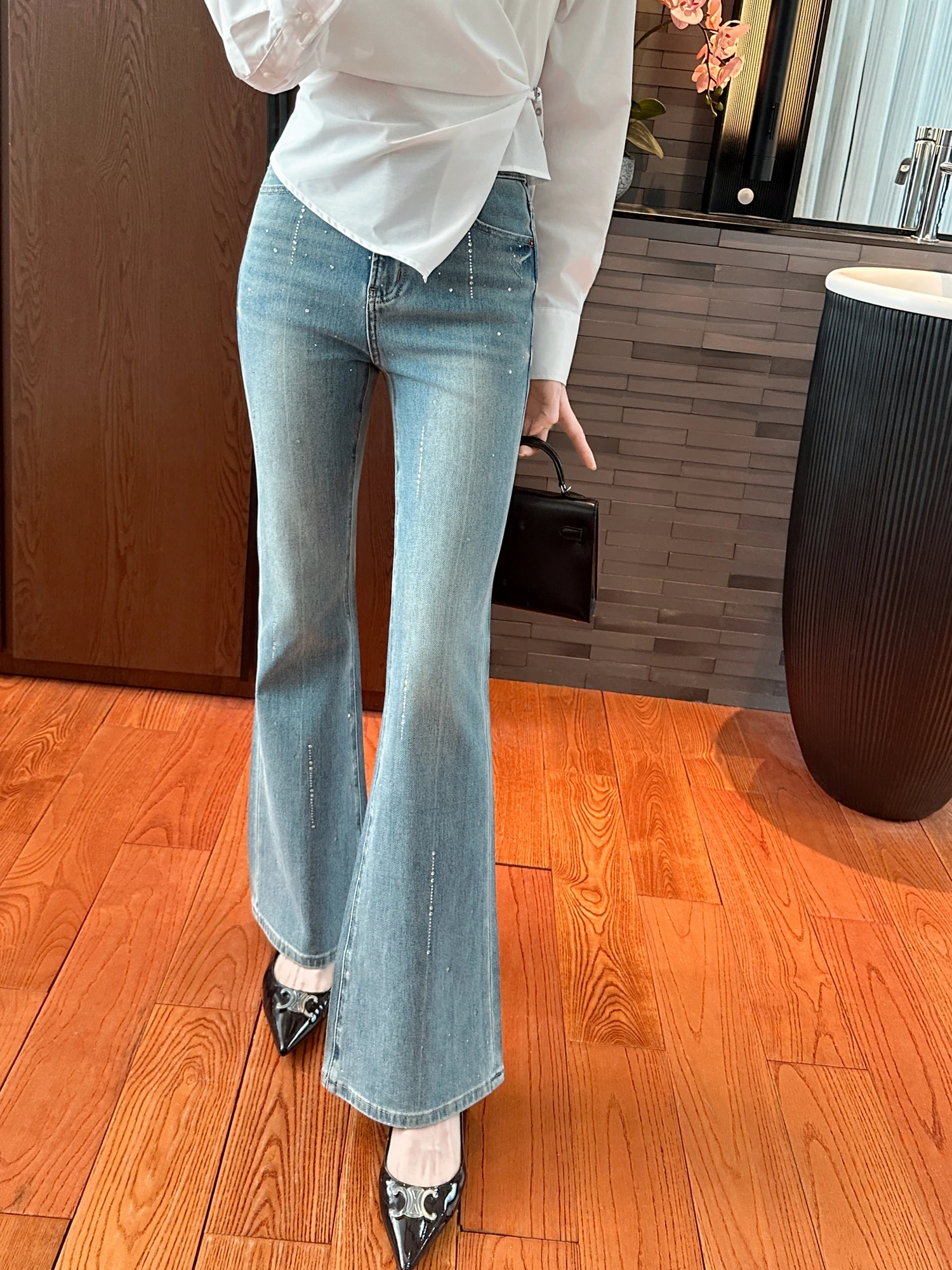 

Джинсы с высокой талией, расклешенные, облегающие, с бриллиантовой отделкой, из мягкого денима, весенние, женские