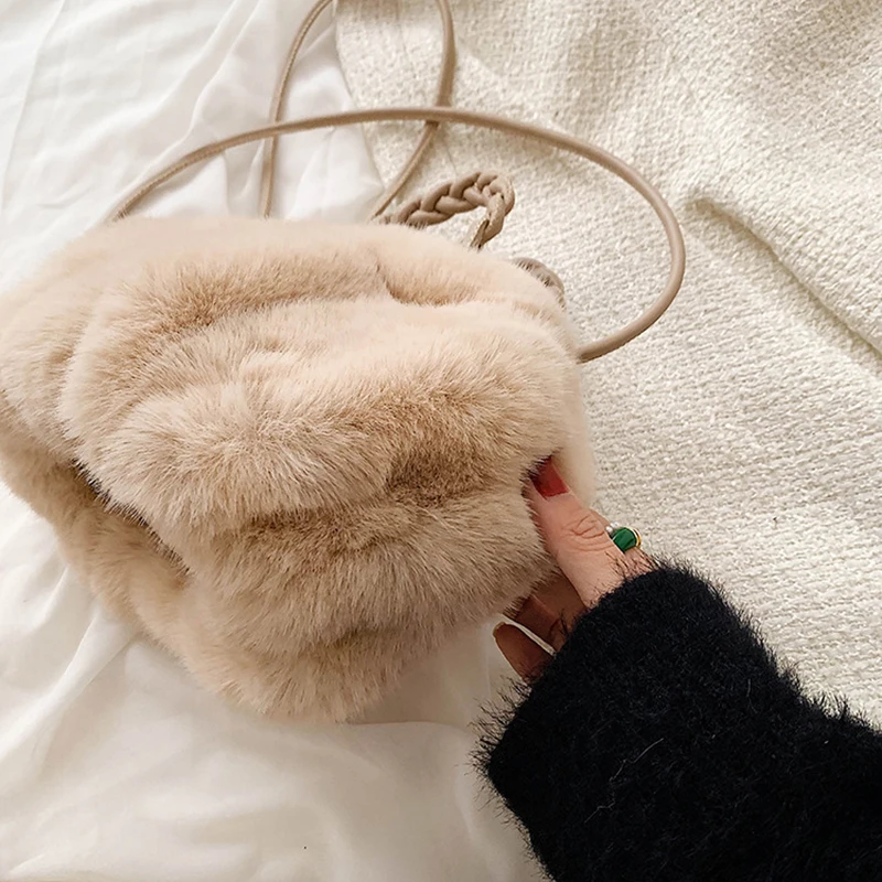 Autumn and Winter Plush Shoulder Crossbody Bag Women\'s Fashion Pleated Warm Faux Fur Hobos Bag Sweet Small Handbag