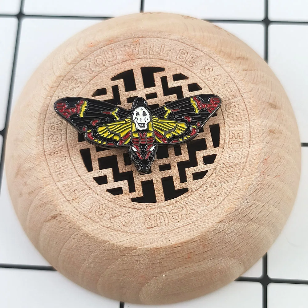 الظلام غامض Acherontia Styx بروش الفيلم الإبداعي الطرفية المينا دبوس مجوهرات الأزياء الملابس العصرية يقترن شارة هدية