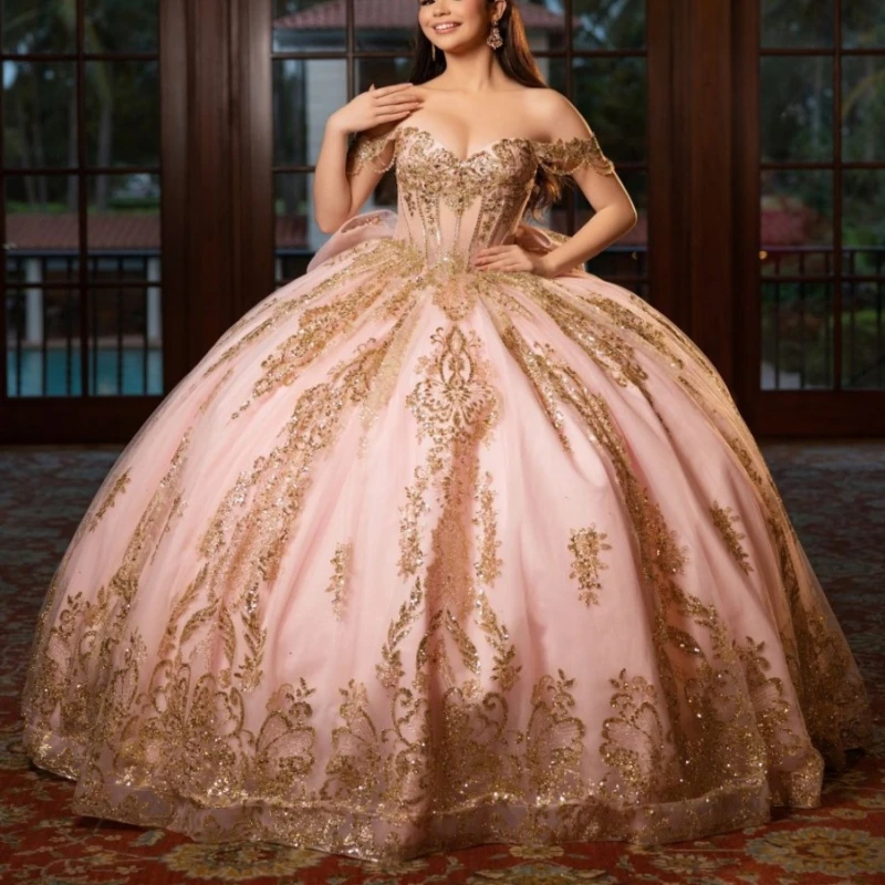 

Розовое блестящее бальное платье для выпускного вечера/квинсеаньеры с золотыми аппликациями, кружевом, бисером, кристаллами, бантом, тюлем, корсетом, открытыми плечами, для Sweet 16.
