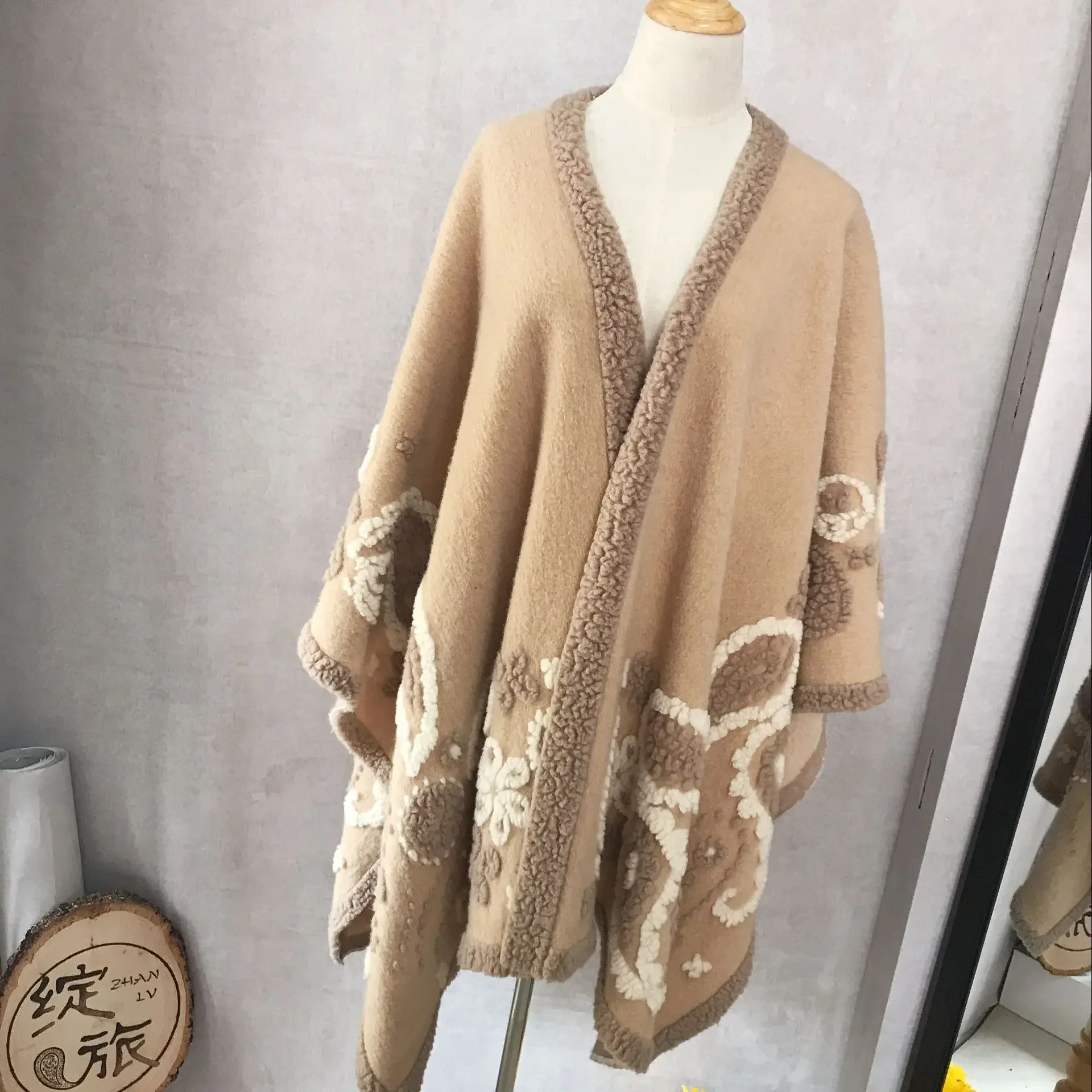 

Новинка 2023 года, шерстяное пончо больших размеров с узором пейсли - накидка с разрезом по подолу в этническом стиле, толстое женское пальто с шалью, зимняя термообёрточная бумага