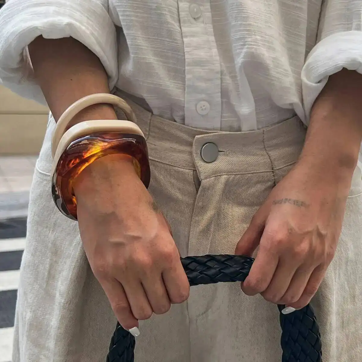 KunJoe 3 أنماط خمر الراتنج الاكريليك غير النظامية الإسورة سوار للنساء أنيقة متعدد الطبقات سحر واسعة الإسورة سيدة مجوهرات هدية