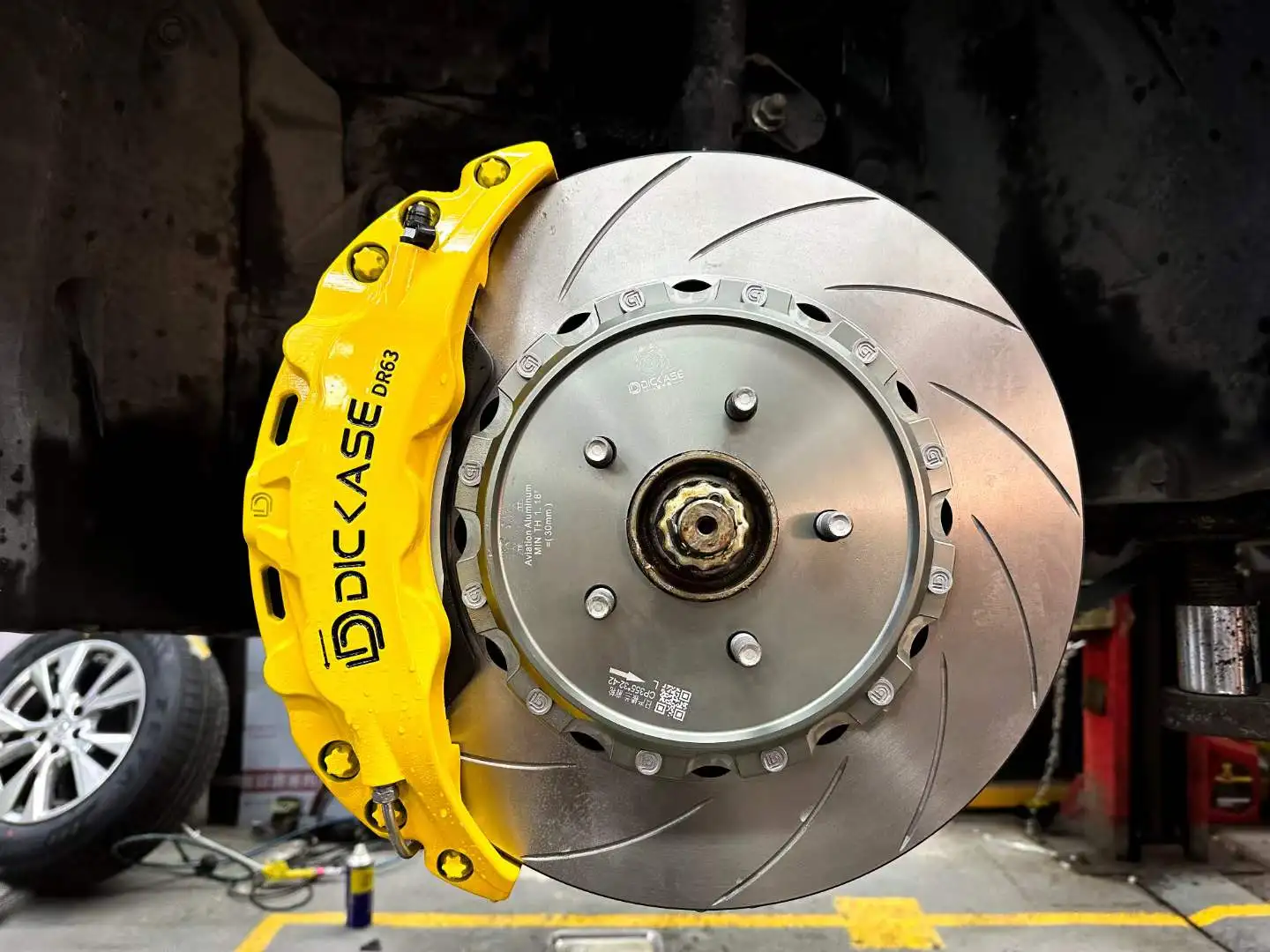 DICASE factory wheels do not require spacers 6 piston brake kits with 330/345/355*32mm new design dr6 caliper for Camry/Civic