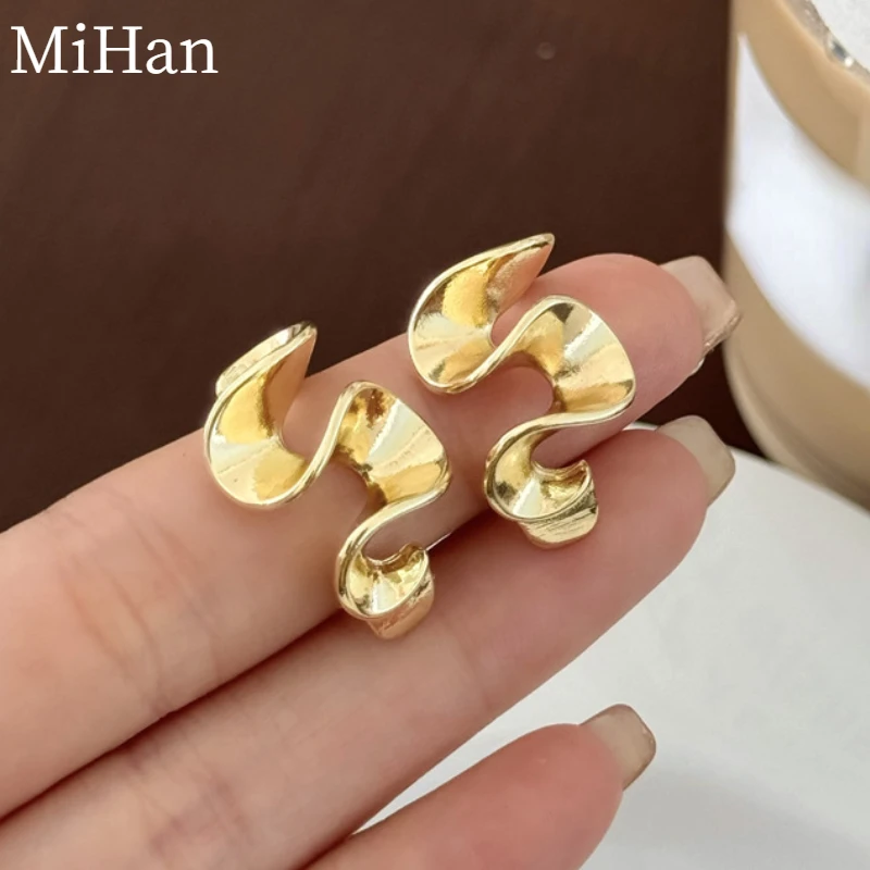 Mihan Fashion Jewelry European and American Design Metal Wave Sense Personality Retro Fashionable Earrings For Women Party Gifts