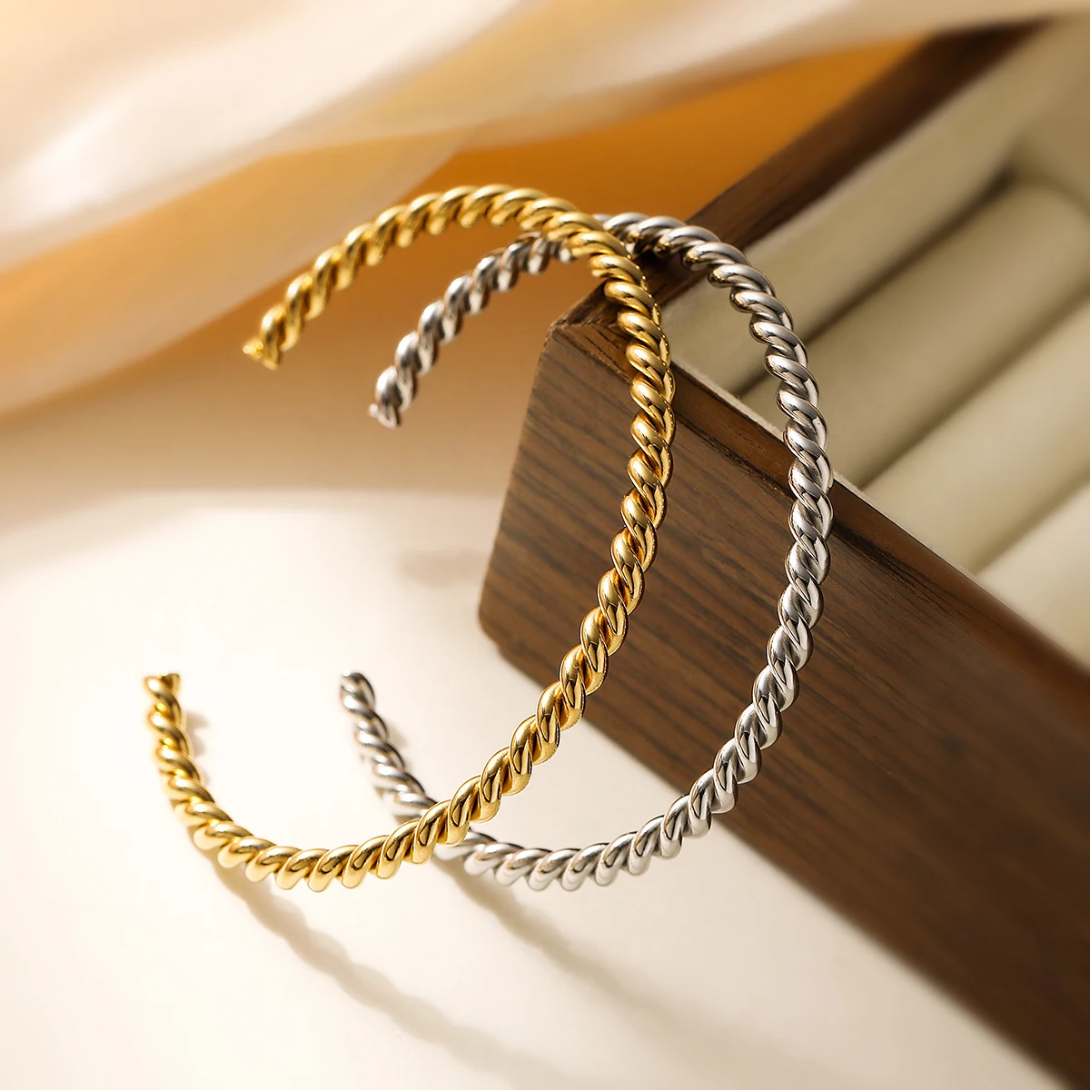 NEWBUY جودة عالية غير يتلاشى مجوهرات من صلب لا يصدأ الفضة/الذهب اللون الملتوية تصميم الكفة الأساور للنساء