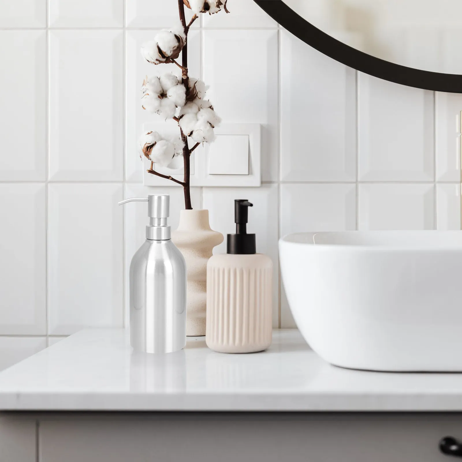 

Дозатор для мыла из нержавеющей стали большой емкости с элегантной отделкой и помпой для хранения геля для душа и лосьона в ванной комнате