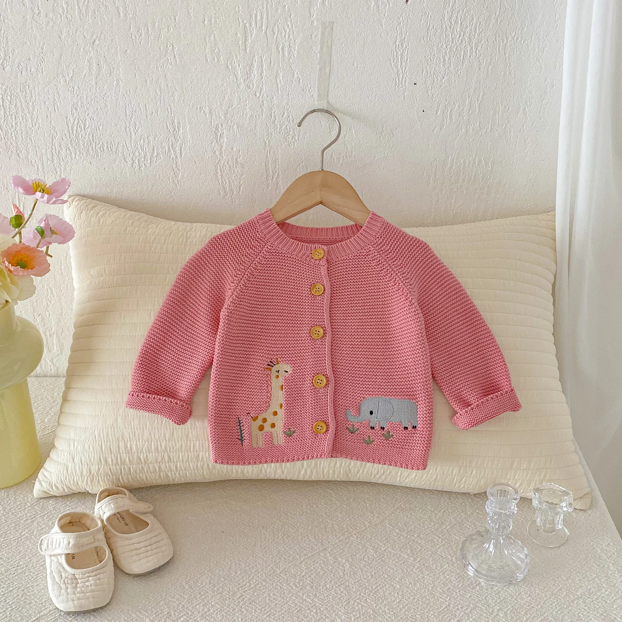 INS 2026 Herbstkollektion Niedliche Bestickte Rundhals-Strickweste für Babys und Kleinkinder – Detail 1