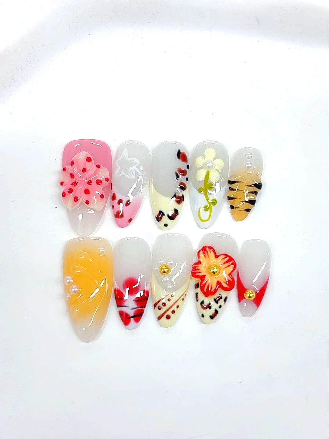 Encantadores unhas prensadas em forma de amêndoa com diversos designs florais e padrões (D521)