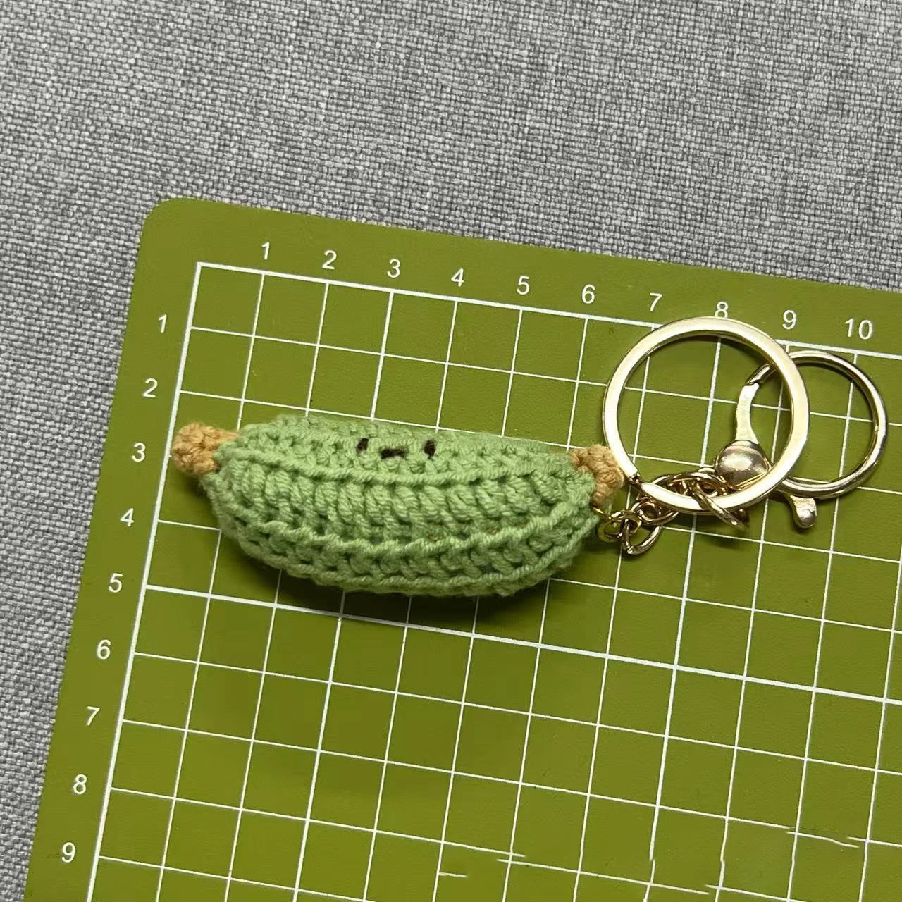 Gehäkelter Schlüsselanhänger mit abgezogenem Orangenmuster, handgestrickter Fruchtanhänger für Taschen, niedlicher Orangenanhänger, ein schönes Geschenk. – Detail 4