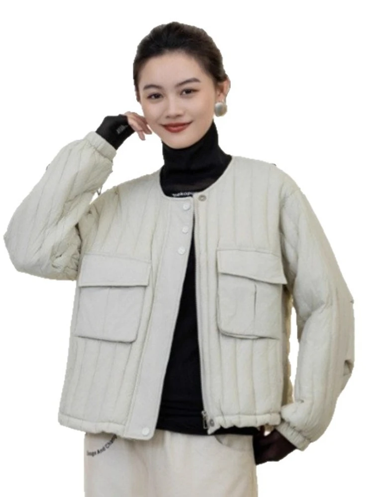 سترة عمودية مخططة لخريف وشتاء 2025 سترات نسائية قصيرة جديدة موضة Y2k جيب كبير فضفاض ورقيق 90 معطف منتفخ بطة بيضاء